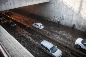 [FOTOS] Rotura de matriz en Las Condes generó anegamientos en paso bajo nivel