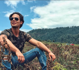 [VIDEO] Actor venezolano sufre impactante accidente con una silla eléctrica en programa de televisión