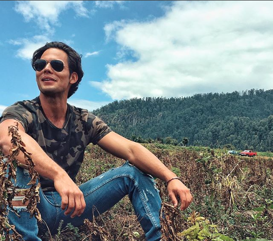 [VIDEO] Actor venezolano sufre impactante accidente con una silla eléctrica en programa de televisión