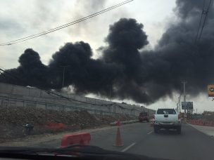 [FOTOS] Reportan fuerte explosión e incendio afectó a empresa en Quilicura