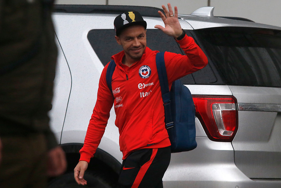 El noble gesto de Marcelo Díaz con los hinchas que llevaron el lienzo al aeropuerto
