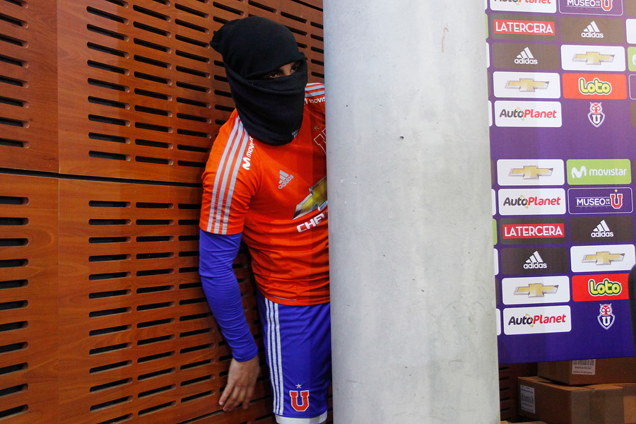 [VIDEO-FOTOS] Jugadores de la U se encapuchan y secuestran a De Paul en plena conferencia