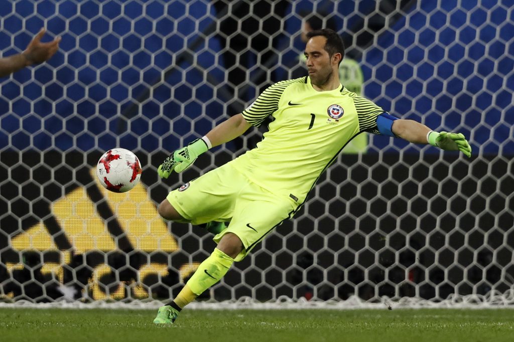 Excapitán de la Roja arremete contra Claudio Bravo: “Lo que hizo no tiene nombre, es una porquería”