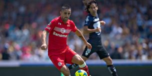 Osvaldo Gonzázlez pegó terrible patada y recibió la roja en México