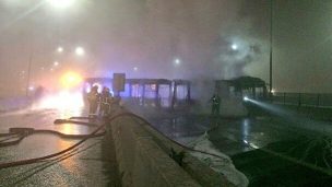 Sujetos incendian bus del Transantiago en avenida General Velásquez provocando gran congestión