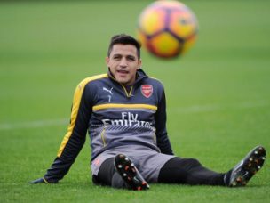 [FOTOS] Un sonriente Alexis vuelve a las prácticas del Arsenal y es destacado en Inglaterra