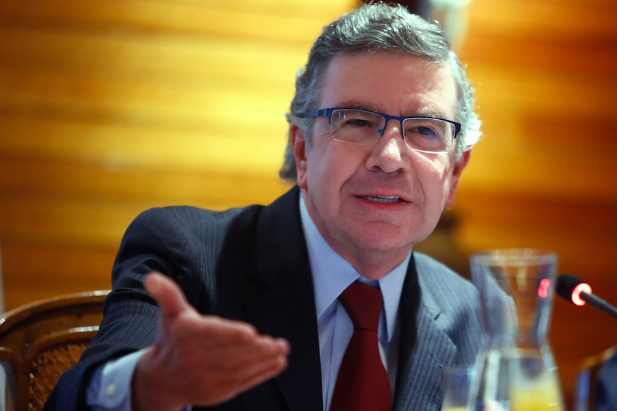 El programa con que Joaquín Lavín busca prevenir el embarazo adolescente