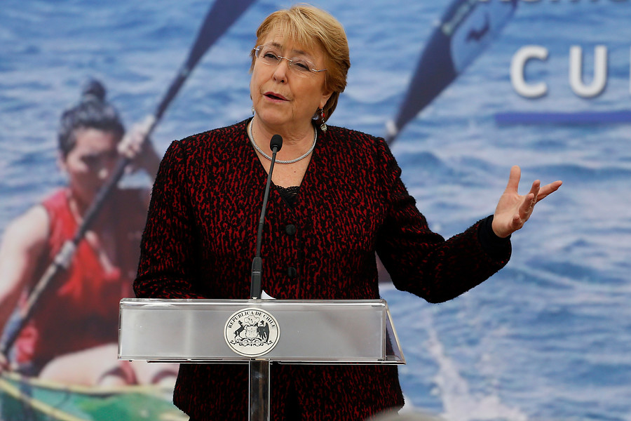 Bachelet debió interrumpir su discurso en actividad por corte de luz