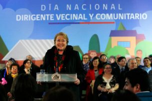 Bachelet anuncia que tarifa rebajada en el Metro para adultos mayores será sin restricción