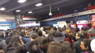 Usuarios molestos por problemas en la frecuencia del Metro de Santiago en hora punta