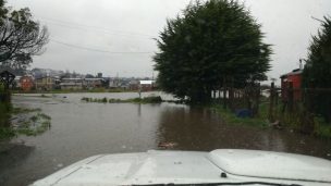 Fuertes lluvias provocan desborde de río Cucao en Chiloé: Casas e iglesia inundadas