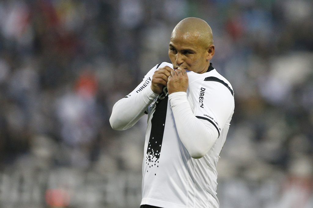 Humberto Suazo se emocionó al ver un mural de Colo Colo en el Estadio Monumental