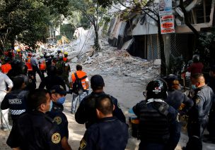 [VIDEO] Captan el momento preciso cuando edificio colapsa tras el terremoto en México