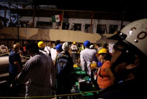 [VIDEO] Niños son rescatados tras derrumbe de colegio por terremoto en México