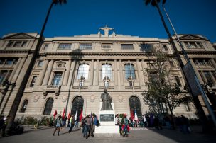 PUC tras promulgación de la Ley de Aborto iza la bandera a media asta