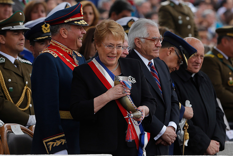 [VIDEO] Bachelet vive difícil momento en la Parada Militar al recibir gritos diciéndole “asesina”