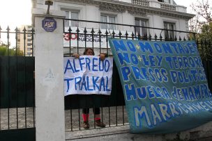 Mujeres se toman sede de RN en apoyo a comuneros mapuche en huelga de hambre