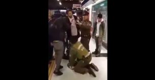 [VIDEO] Una violenta pelea protagonizaron estudiantes y Carabineros en estación del Metro