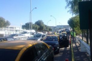 Taxistas bloquean entrada al Aeropuerto de Santiago