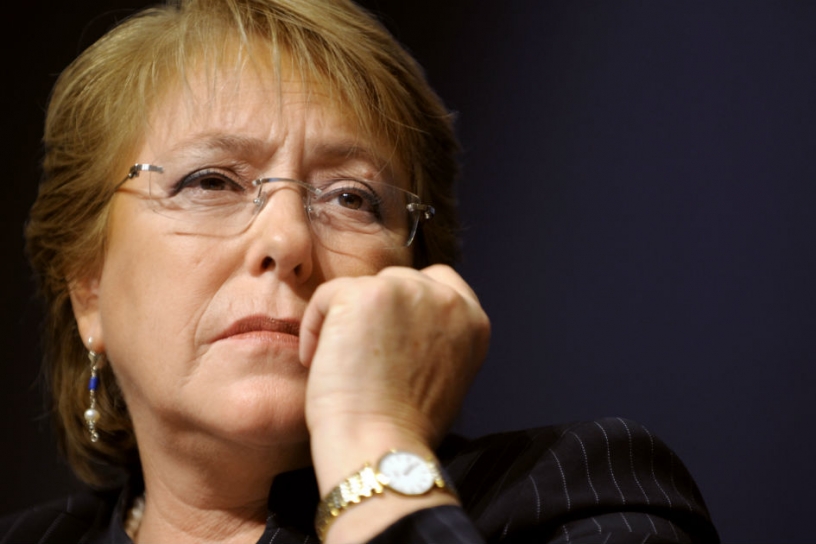 (Video) Bachelet le presta ayuda a persona desamayada en pleno Te Deum