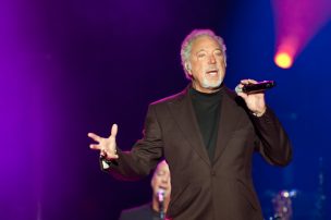 Tom Jones confesó haber sufrido acoso sexual