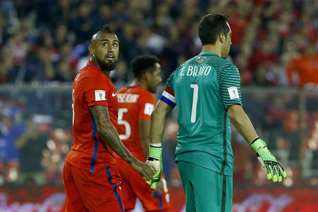 Ofrenda de paz: Claudio Bravo habría llamado a Arturo Vidal
