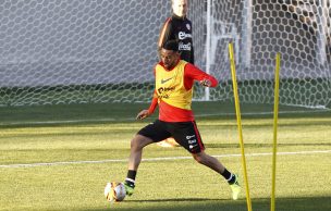 Huaso Isla salió con dolencia del entrenamiento de La Roja