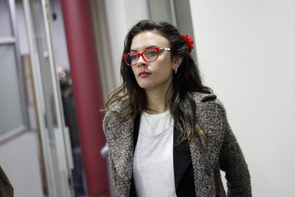 Camila Vallejo pide “congelar o disminuir” presupuesto de las FFAA para dirigirlas a Educación