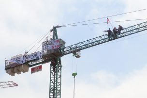 Trabajadores protestaron arriba de una grúa en San Miguel