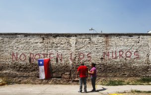 Vecinos de La Legua y Carabineros se enfrentaron por demolición de muro divisorio