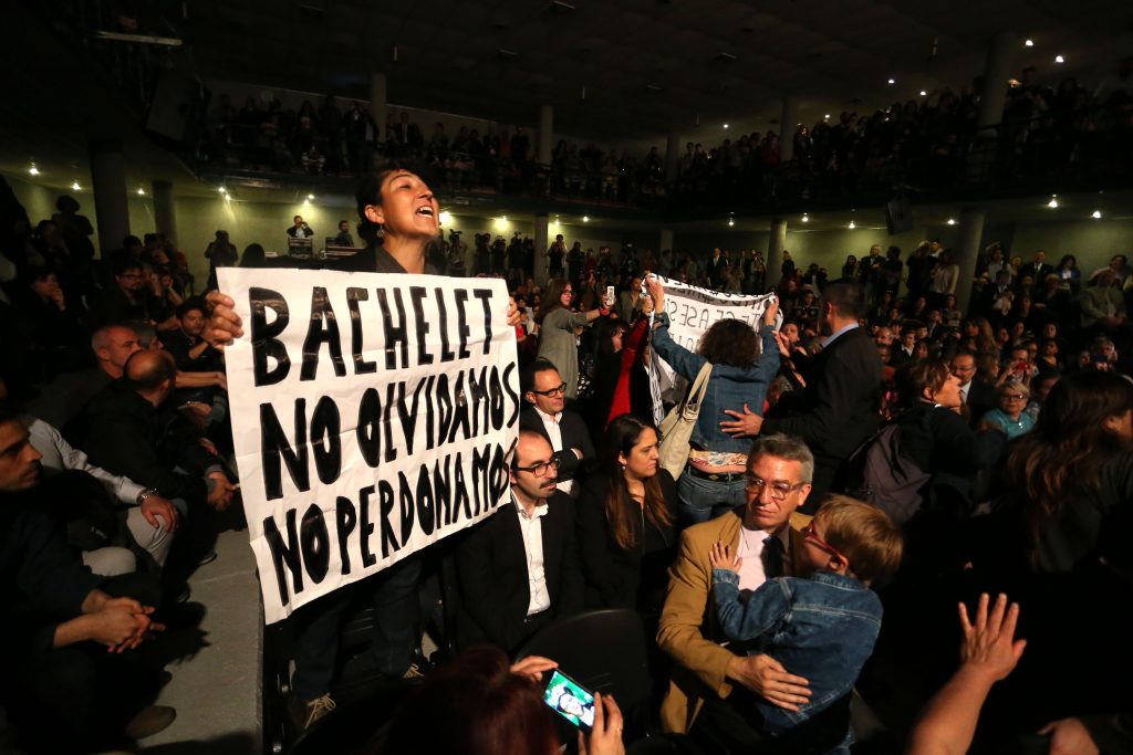Manifestantes “Funan” a Michelle Bachelet en Filsa por Punta Peuco