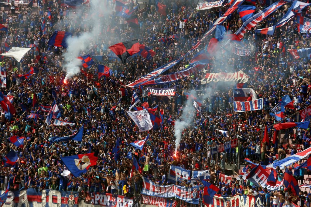 Joven hincha de Universidad de Chile muere tras caer de un bus del Transantiago