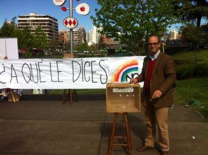 Fernando Atria lideró intervención ciudadana en conmemoración del NO
