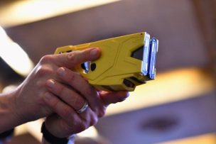 Carabineros incorporará modernas pistolas de electroshock a su arsenal