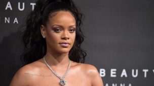 Rihanna lanzó unas sandalias de su nueva colección con un logo muy similar al de la U