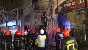 Bomberos combate incendio en el centro de Santiago