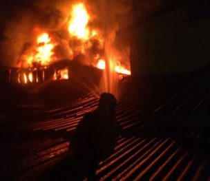 Gran incendio consume fábrica de plástico en la comuna de Macul