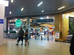 Protesta en Jumbo de Costanera Center por joven quemado