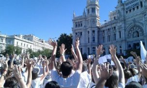 Españoles se manifiestan y exigen al gobierno solución tras referéndum Catalán