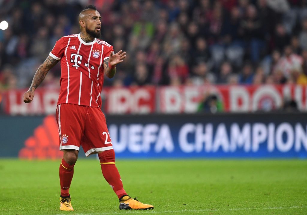 Con un bajo desempeño de Arturo Vidal, el Bayern Munich pasó a octavos de final