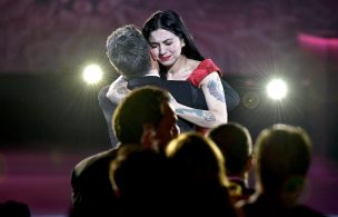 Mon Laferte emocionó a Alejandro Sanz por cover en los Latin Grammy