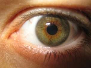 Clínica desmiente a ISP y asegura que tratamiento para cambiar color de ojos es seguro