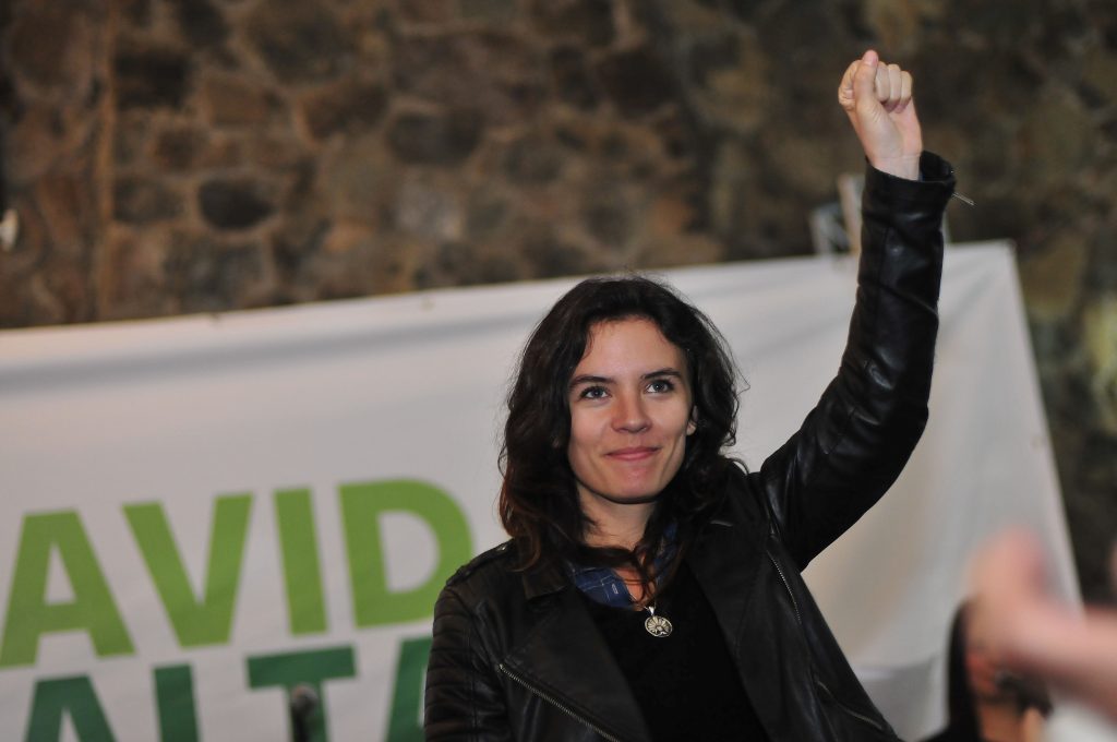 Camila Vallejo “funó” a dueño de colegio que repartió panfletos llamando a votar por Sebastián Piñera