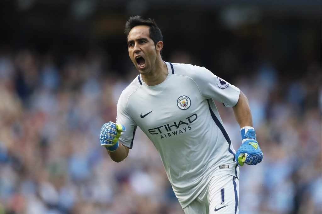 Prensa internacional se rindió ante Claudio Bravo: “Gigante figura, héroe”