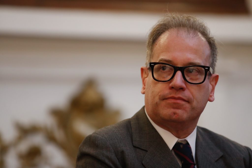 Tomás Jocelyn-Holt: “Rossi no debiera estar en el hospital… tampoco debiera estar en el Senado”