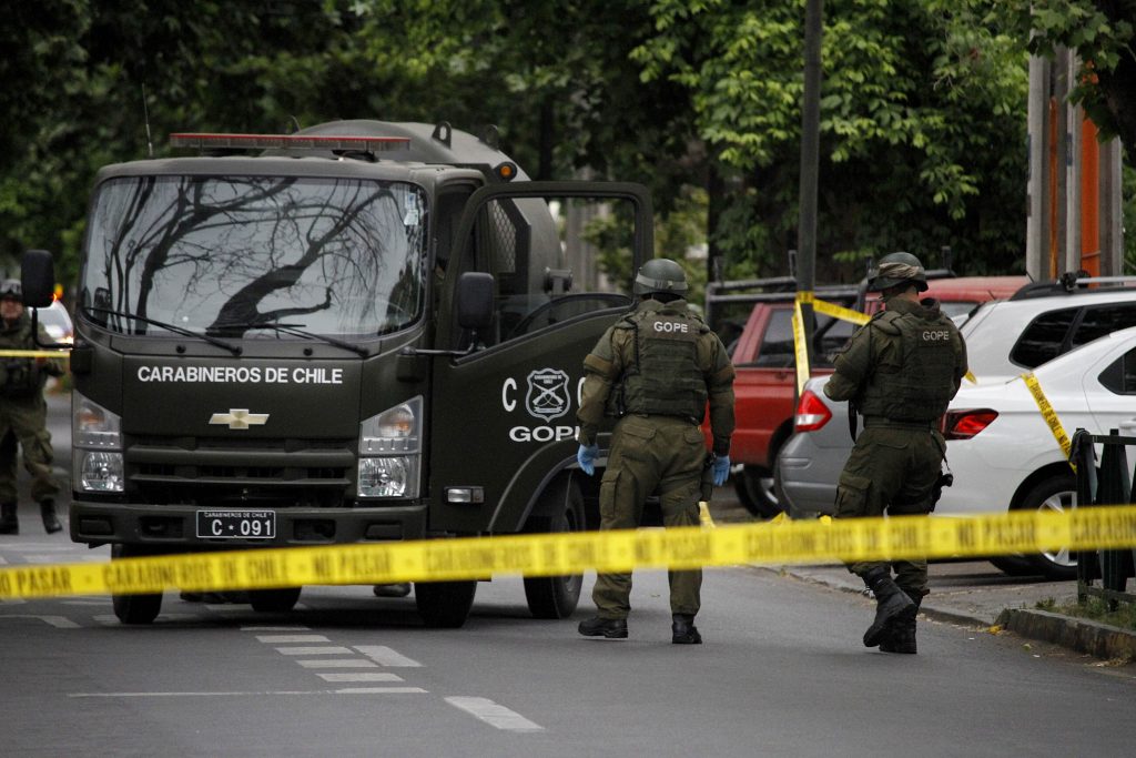 Carabineros detuvo a presunto autor de bombas a Landerretche y de Grange