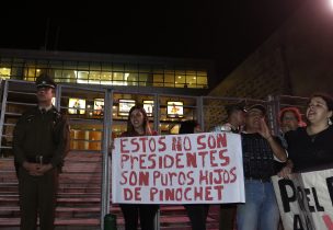 Protesta contra el debate de Anatel se tomó el frontis de TVN