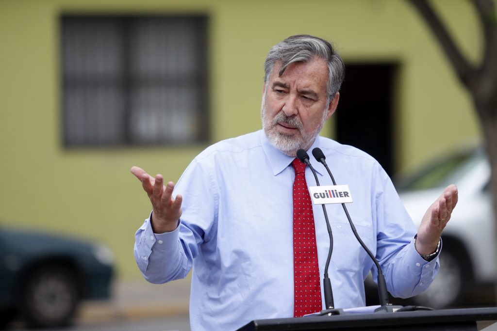 Guillier: “Piñera tiene un triple discurso”