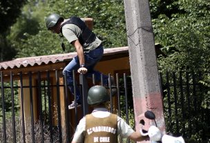 Operativo policial en La Reina tras asalto a banco deja un parapetado en casa cercana