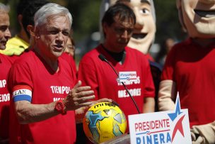 Piñera se prepara para las elecciones, jugando fútbol